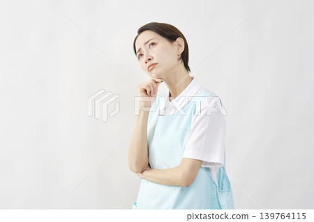 女性護理員神情憂慮，白色背景 139764115