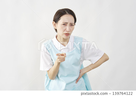 白色背景上的憤怒女護理員 139764122