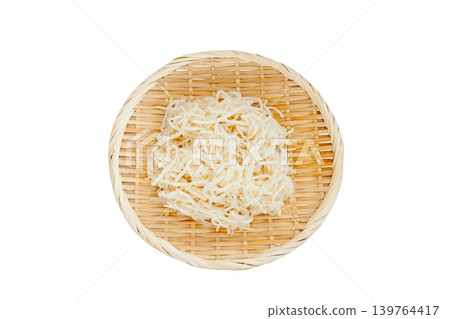 用清水泡發後瀝乾水分的乾白蘿蔔[白色背景，摳圖] 139764417