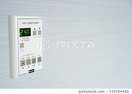 Summer heatstroke prevention: Adjust the air conditioner's temperature setting to 24 degrees Celsius. 139764488
