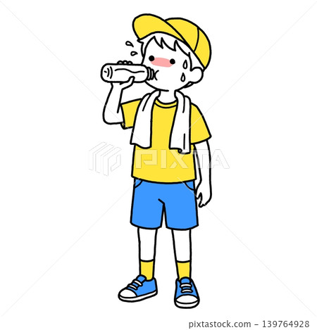 一個穿著黃色襯衫的男孩正在喝水。 139764928