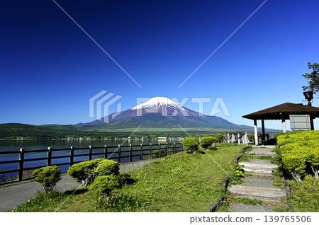 Scenery around Lake Yamanaka in May (Location: near Lake Yamanaka Waterfront Park) Scenery around Lake Yamanaka in May (Location: near Lake Yamanaka Waterfront Park) 139765506