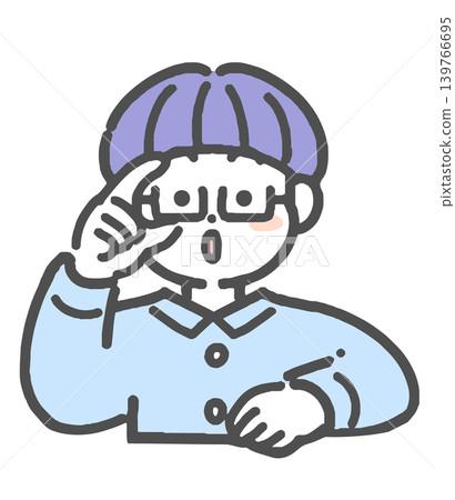 一個男孩戴著眼鏡努力看得更清楚。 一個男孩戴著眼鏡努力看得更清楚。 139766695