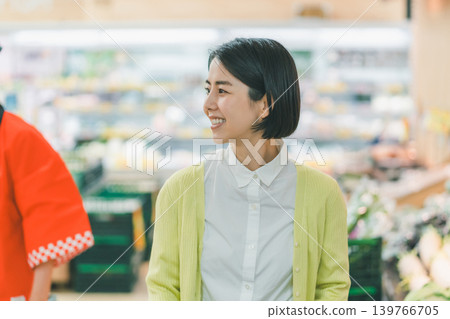 super market, supermarket, female 139766705