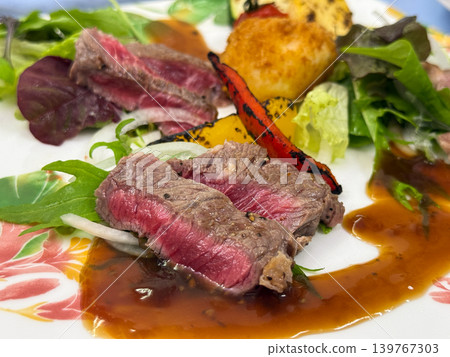 A Western-style plate featuring beef steak and colorful vegetables. 139767303