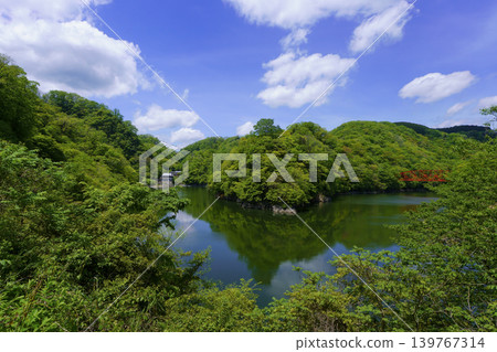 Taishakukyo Shinryu Lake in the refreshing season of new greenery Taishakukyo Shinryu Lake in the refreshing season of new greenery 139767314