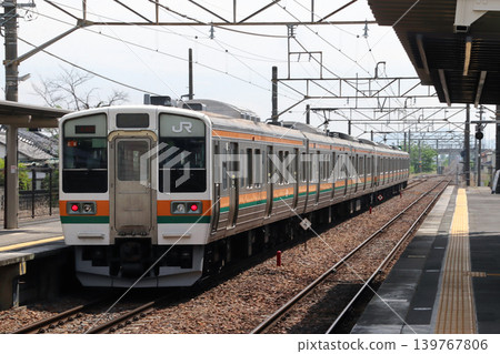 一列從富田站(栃木縣足利市)出發的兩毛線211系列車 一列從富田站(栃木縣足利市)出發的兩毛線211系列車 139767806