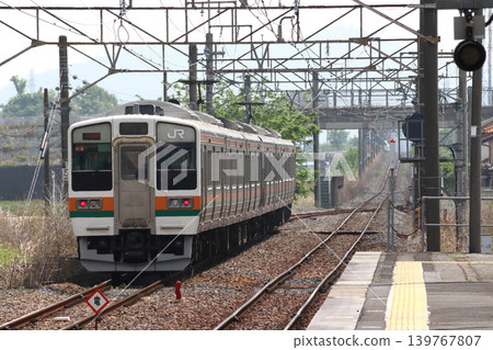 一列從富田站(栃木縣足利市)出發的兩毛線211系列車 一列從富田站(栃木縣足利市)出發的兩毛線211系列車 139767807