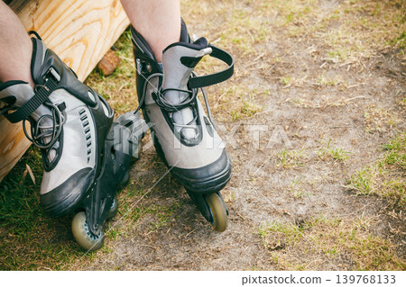 Man putting on roller skates 139768133