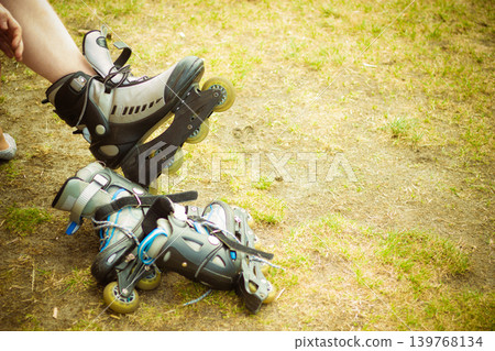 Man putting on roller skates 139768134