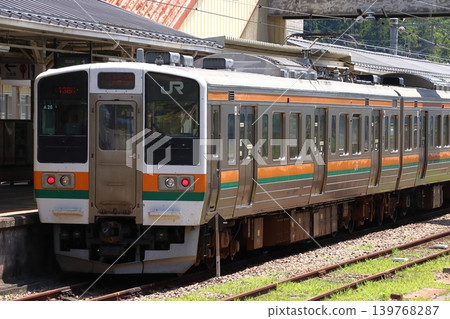 信越本線211系列車停靠在橫川站(群馬縣安中市) 信越本線211系列車停靠在橫川站(群馬縣安中市) 139768287