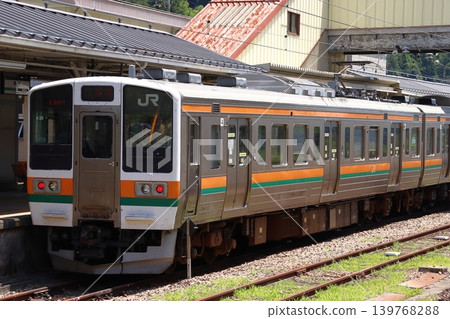 信越本線211系列車停靠在橫川站(群馬縣安中市) 信越本線211系列車停靠在橫川站(群馬縣安中市) 139768288