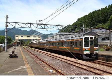 A Shin'etsu Main Line 211 series train stopped at Yokokawa Station (Annaka City, Gunma Prefecture) A Shin'etsu Main Line 211 series train stopped at Yokokawa Station (Annaka City, Gunma Prefecture) 139768292