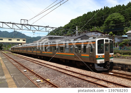A Shin'etsu Main Line 211 series train stopped at Yokokawa Station (Annaka City, Gunma Prefecture) A Shin'etsu Main Line 211 series train stopped at Yokokawa Station (Annaka City, Gunma Prefecture) 139768293