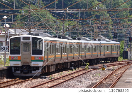 信越本線211系列車從橫川站(群馬縣安中市)出發 信越本線211系列車從橫川站(群馬縣安中市)出發 139768295