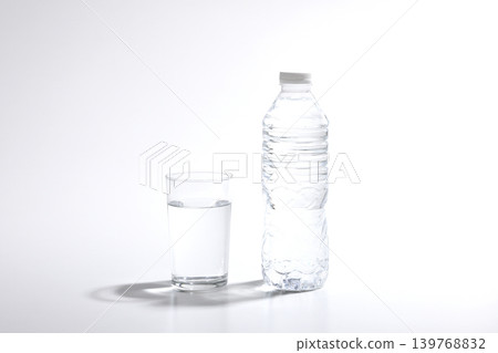 瓶裝水和一杯水 瓶裝水和一杯水 139768832