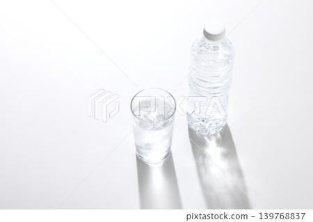 瓶裝水和一杯水 瓶裝水和一杯水 139768837