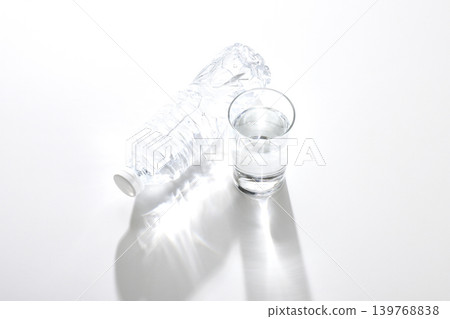 瓶裝水和一杯水 139768838