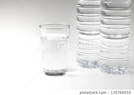 瓶裝水和一杯水 瓶裝水和一杯水 139768850