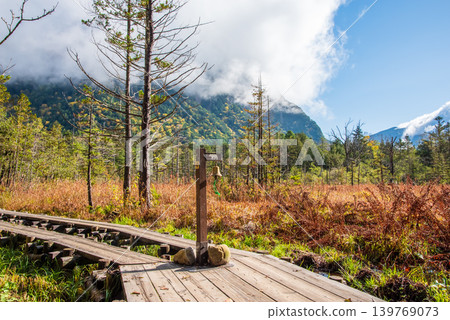 Autumn in Kamikochi: "Azusa River Right Bank Trail and Gakusawa Marshland" (Matsumoto City, Nagano Prefecture) Autumn in Kamikochi: "Azusa River Right Bank Trail and Gakusawa Marshland" (Matsumoto City, Nagano Prefecture) 139769073