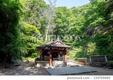 風景優美的日本山間小徑和寺廟。 風景優美的日本山間小徑和寺廟。 139769460