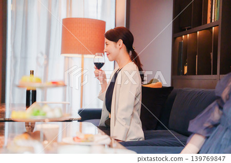 一位中年婦女微笑著享受著酒精飲料。 139769847