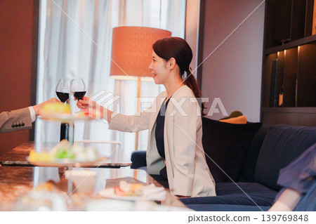 一位中年婦女微笑著享受著酒精飲料。 139769848