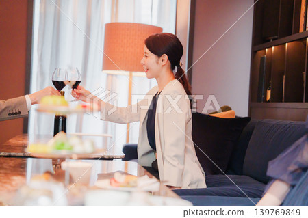 一位中年婦女微笑著享受著酒精飲料。 一位中年婦女微笑著享受著酒精飲料。 139769849