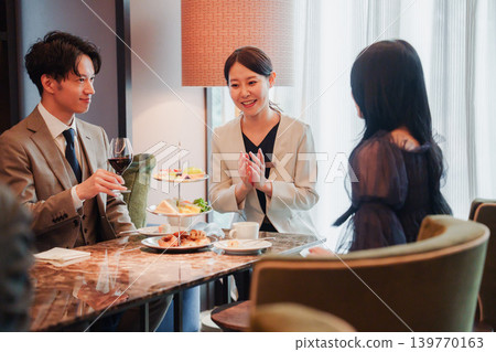 男男女女與工作人員一起享用下午茶 139770163