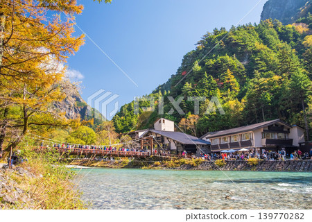 Autumn in Kamikochi: "The Flow of the Azusa River and Kappa Bridge" (Matsumoto City, Nagano Prefecture) Autumn in Kamikochi: "The Flow of the Azusa River and Kappa Bridge" (Matsumoto City, Nagano Prefecture) 139770282