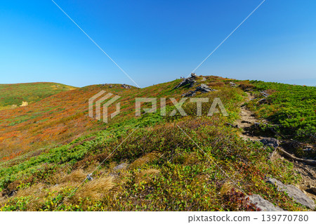 栗駒山秋季紅葉:令人嘆為觀止的山景,被稱為「神之地毯」。 栗駒山秋季紅葉:令人嘆為觀止的山景,被稱為「神之地毯」。 139770780
