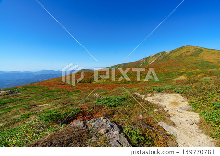 栗駒山秋季紅葉:令人嘆為觀止的山景,被稱為「神之地毯」。 栗駒山秋季紅葉:令人嘆為觀止的山景,被稱為「神之地毯」。 139770781