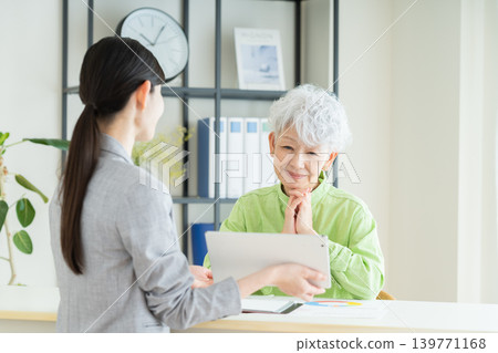 與規劃師協商的高階女性 139771168