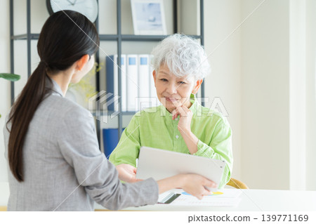 與規劃師協商的高階女性 139771169