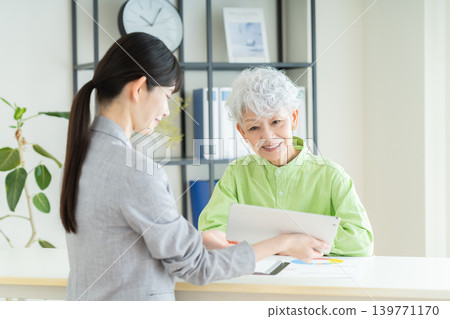 與規劃師協商的高階女性 139771170