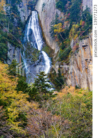 北海道東大雪的銀河瀑布和美麗的紅葉 北海道東大雪的銀河瀑布和美麗的紅葉 139771273