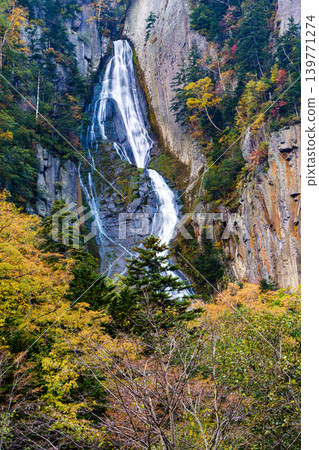 北海道東大雪的銀河瀑布和美麗的紅葉 139771274