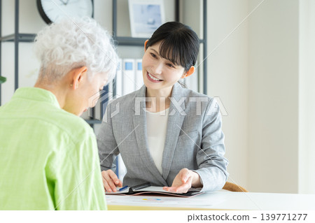 向老年女性銷售產品的女商人 139771277