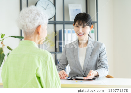 向老年女性銷售產品的女商人 139771278
