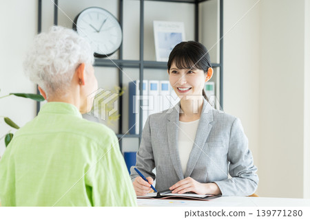 向老年女性銷售產品的女商人 向老年女性銷售產品的女商人 139771280