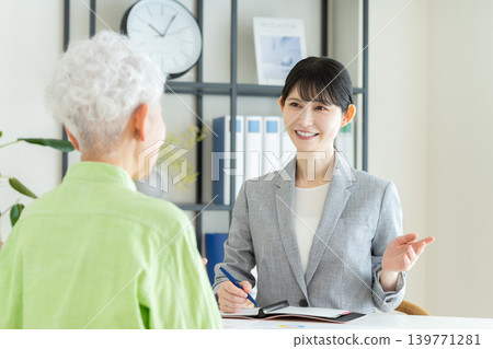 向老年女性銷售產品的女商人 向老年女性銷售產品的女商人 139771281