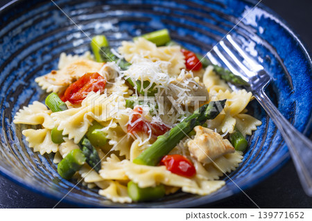 Farfalle pasta with green asparagus, cherry tomatoes and chicken Farfalle pasta with green asparagus, cherry tomatoes and chicken 139771652
