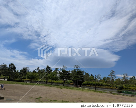 強風中出現的淡黃色雲 強風中出現的淡黃色雲 139772139