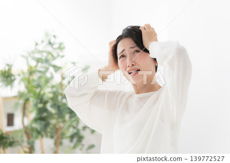一個女人抱著一個頭 一個女人抱著一個頭 139772527