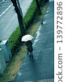 在一個下雨的早晨，我沿著濕漉漉的人行道走向車站。 139772896