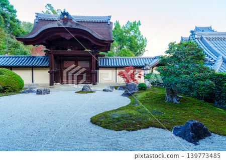光明寺的秋景:信樂庭園與天皇使者門 光明寺的秋景:信樂庭園與天皇使者門 139773485