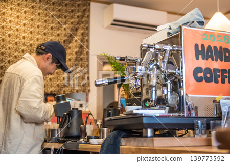The work of the master at a cafe during business hours 139773592