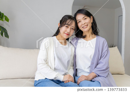 一對親密的母女依偎在一起。 一對親密的母女依偎在一起。 139773833