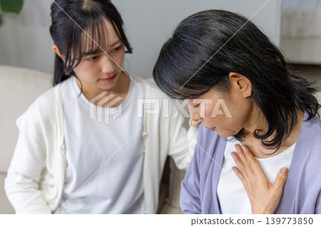 一位母親摀著胸口,她的女兒則一臉擔憂。 一位母親摀著胸口,她的女兒則一臉擔憂。 139773850