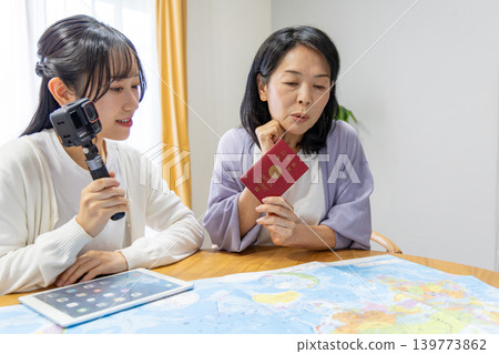一對母女正在計劃一次海外旅行 一對母女正在計劃一次海外旅行 139773862